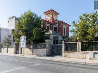 Proseguiamo su via Adriatico e, dopo pochi passi, un rosso torrino �moresco� attira la nostra attenzione. Fa parte di una dimora non abitata costruita nel 1931 dal giudice Ignazio Faenza...